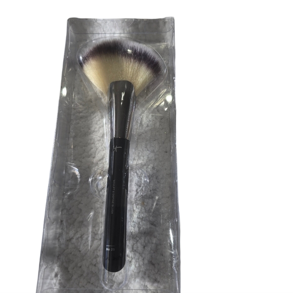 IT COSMETICS Angled Brush NEW - Picture 2 of 2
